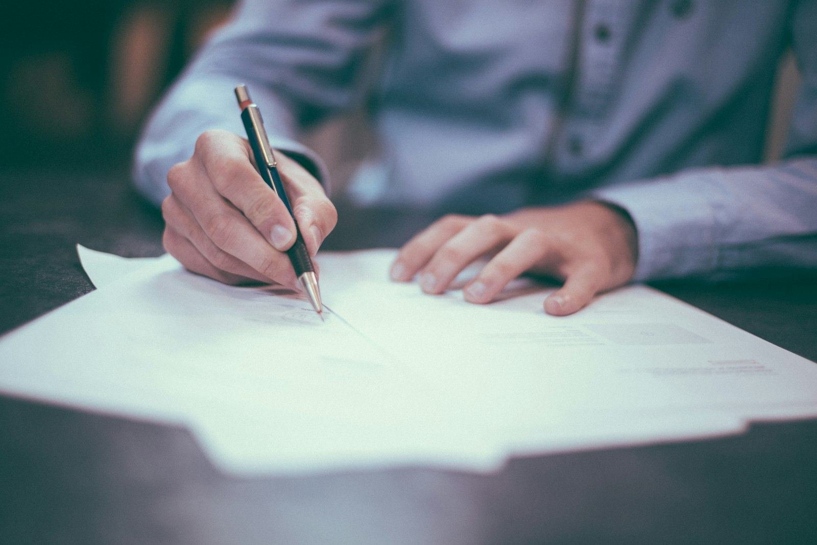 Client signing the construction agreement